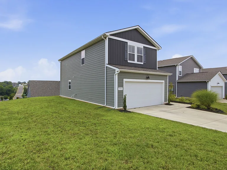 3901 Sadie St — Photo 2
