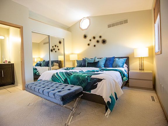 1st Master/King bed with full bath en suite