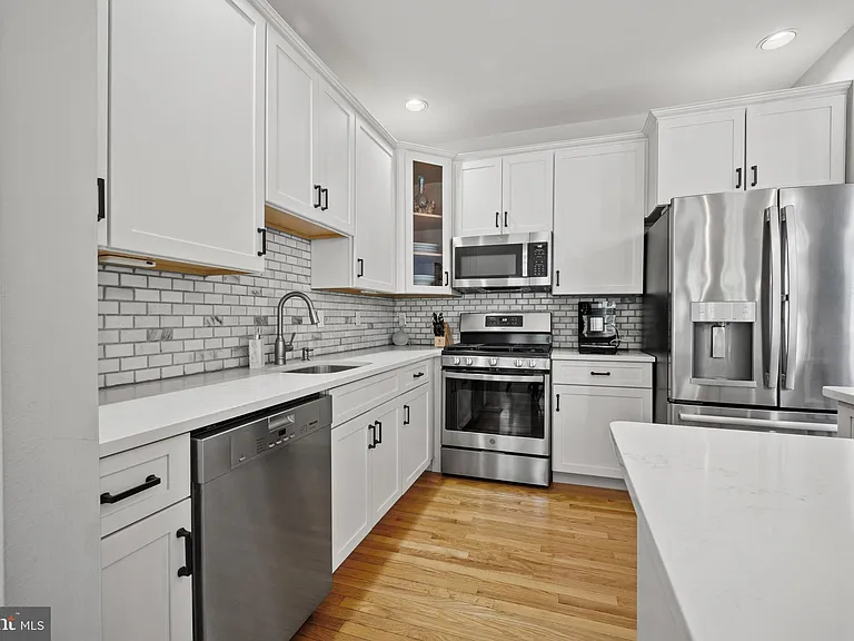 410 Fairview Way — Photo 9