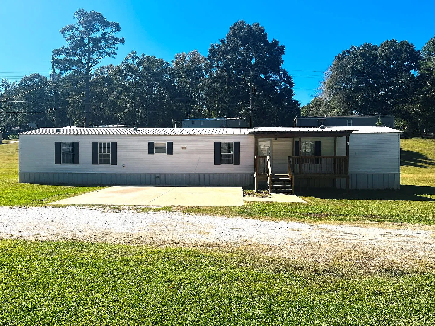 Welcome home! Great location! 3 bed, 2 bath, large kitchen, parking for 2, lots of green space, W... — Photo 2