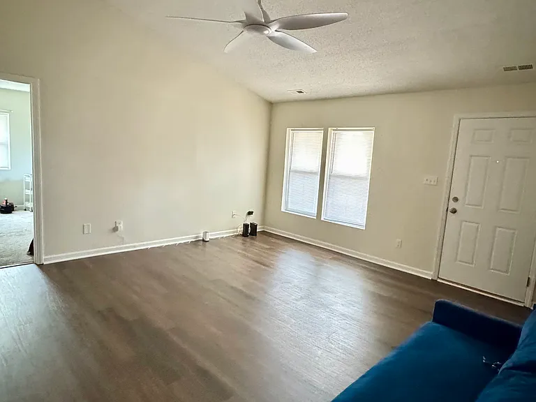 1210 Ridgewood Dr — Photo 3
