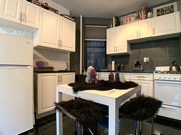 3rd image of 242 E 77th St APT 3FE