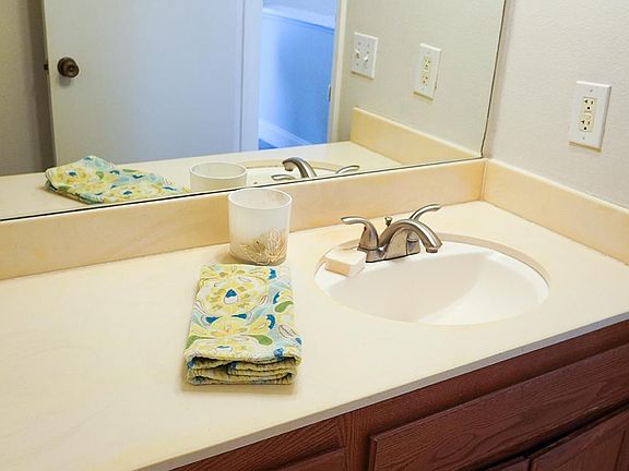 Half bathroom 1st floor