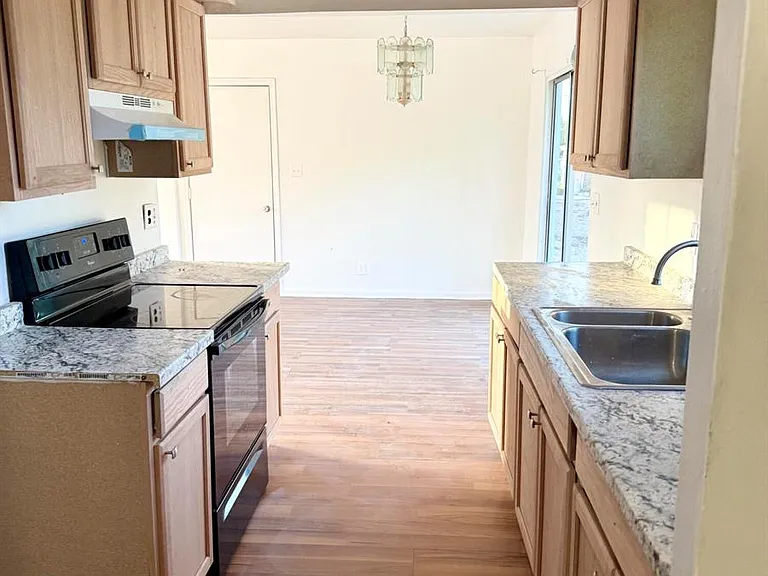 265 SW 11th Ave — Photo 4