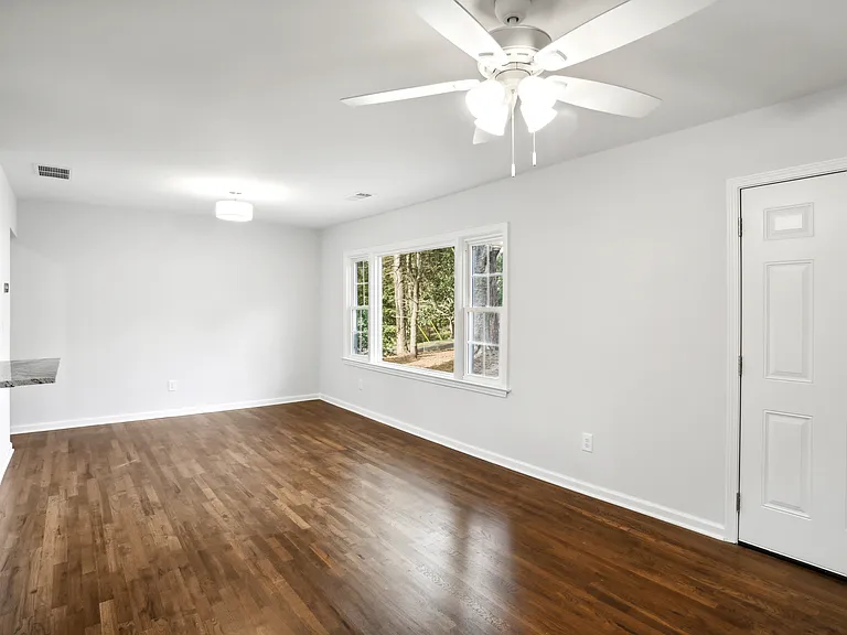 627 Scott Cir — Photo 6