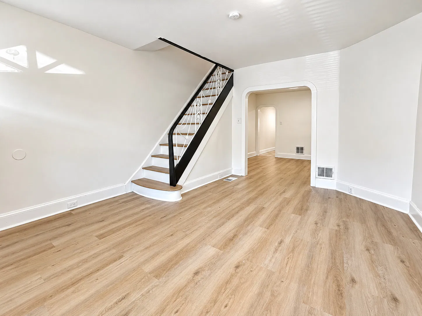 3-Bedroom Olney Rowhome with Two-Level Layout — Photo 4