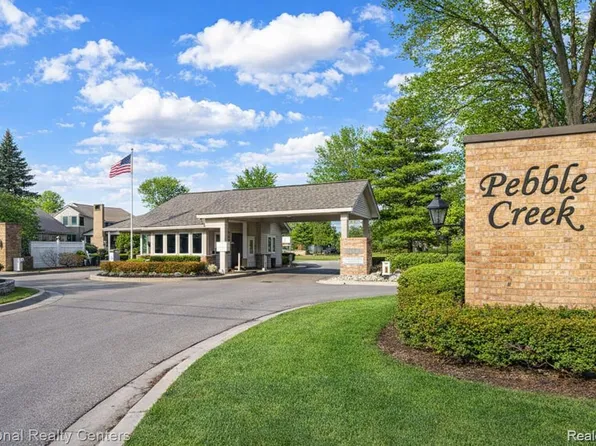 7309 Creek View Cir, West Bloomfield, MI 48322