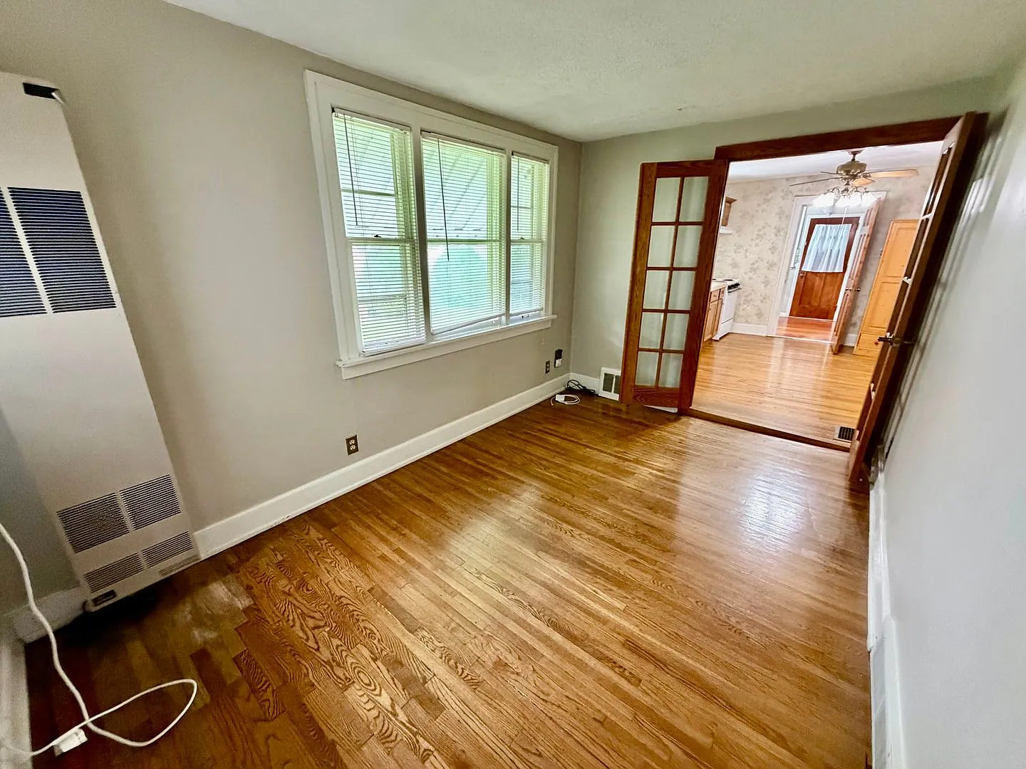 310 E Locust — Photo 2