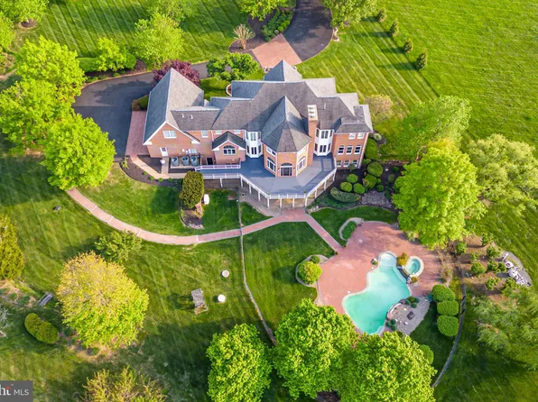 22697 Hillside Cir, Leesburg, VA 20175