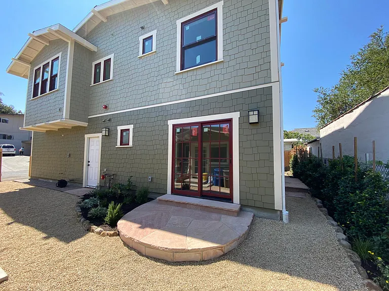 323 E Micheltorena St — Photo 11