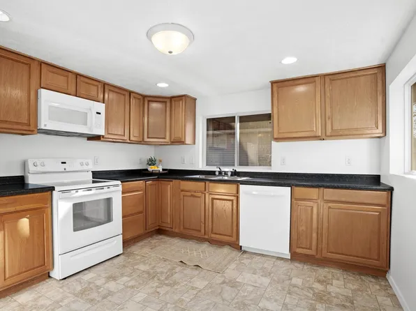 920 3rd Ave SE, Minot, ND 58701