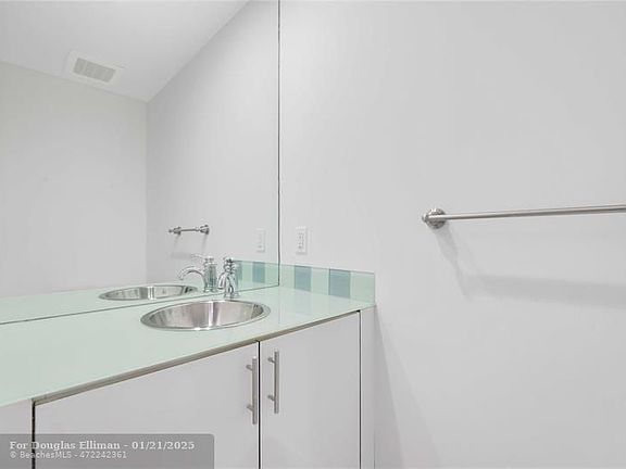 5th image of 315 NE 3rd Ave APT 1404