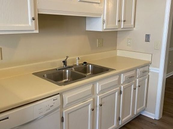 4th image of 2836 New South Dr