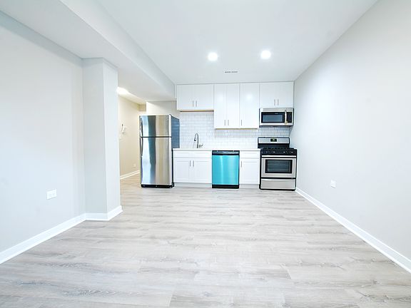 3rd image of 1621 W Warren Blvd #1621G