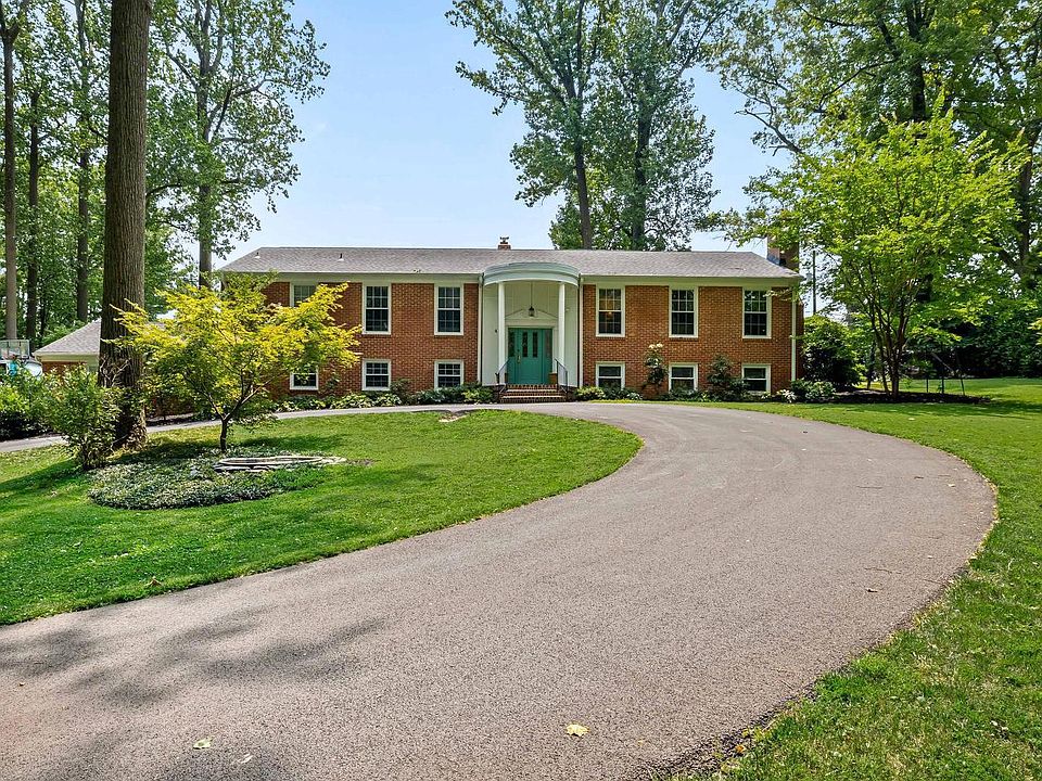 1st image of 4 Country Club Ln