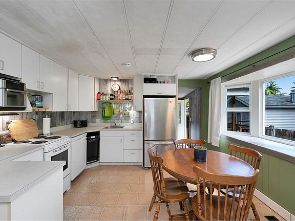3rd image of 1540 Cowichan Bay Rd #22