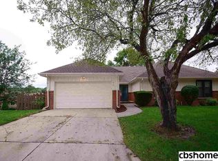 916 S 118th Plz, Omaha, NE 68154