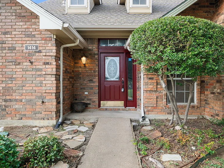 1414 Dudley Dr — Photo 2