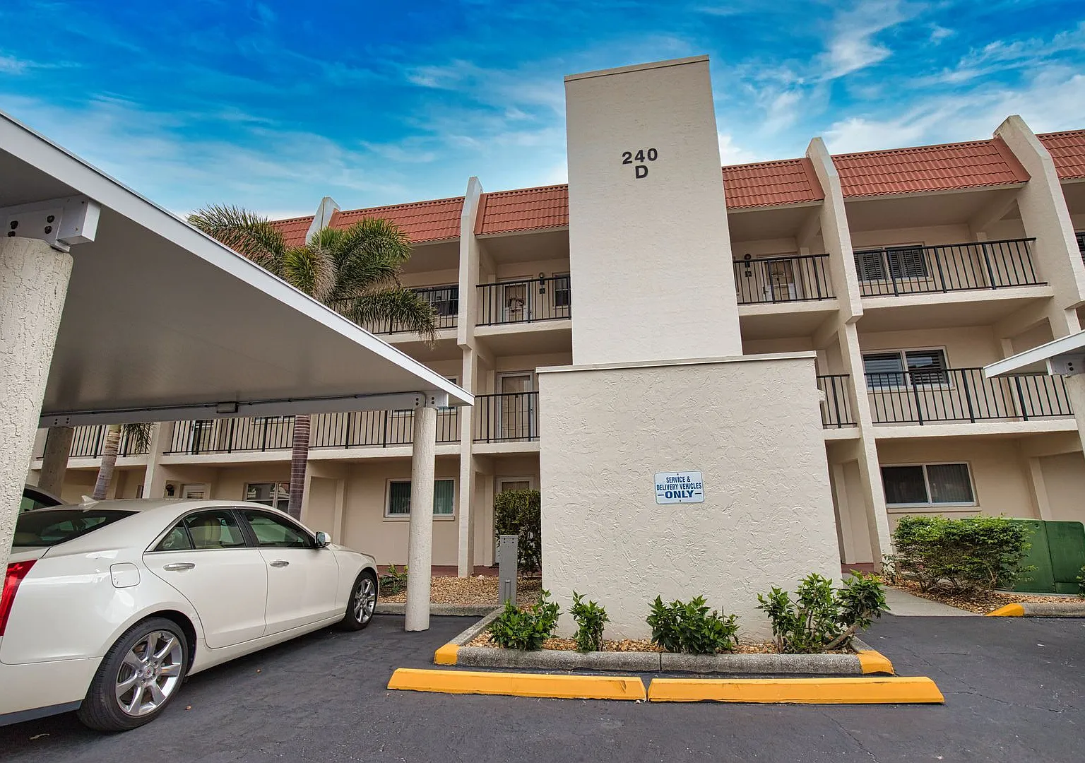 Annual 2-Bedroom 2-Bathroom Second Floor Condo on Venice Island with Stunning Waterfront! — Photo 1