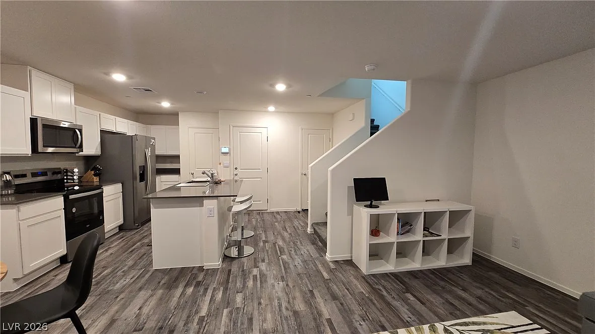 3 bed, 2.5 bath, 1401 sqft, $2,400 — Photo 3