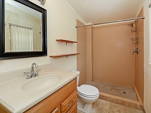3rd image of 814 SE 13th St #5