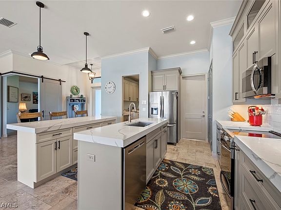 3rd image of 414 SE 21st Terrace Cpe