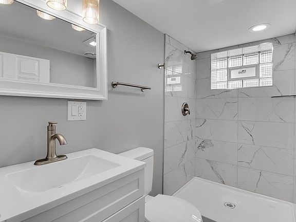 4th image of 6233 S Claremont Ave #1B