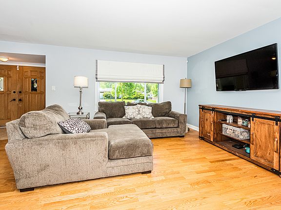 5th image of 826 Duxbury Ln
