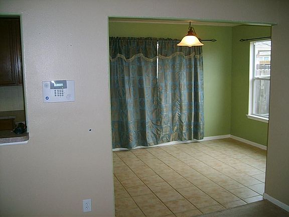 5th image of 2518 Comal Dr