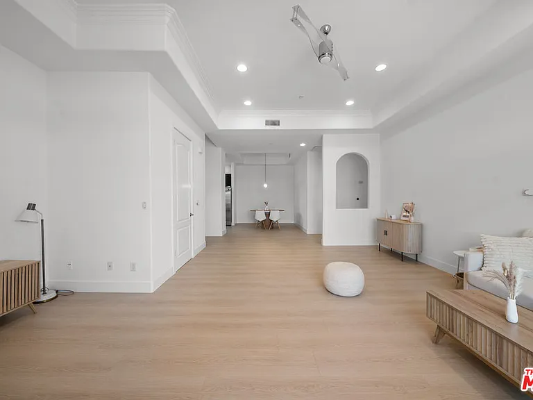 309 S Mariposa Ave #301 — Photo 6