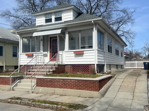 15 Ivanhoe St, Cranston, RI 02910