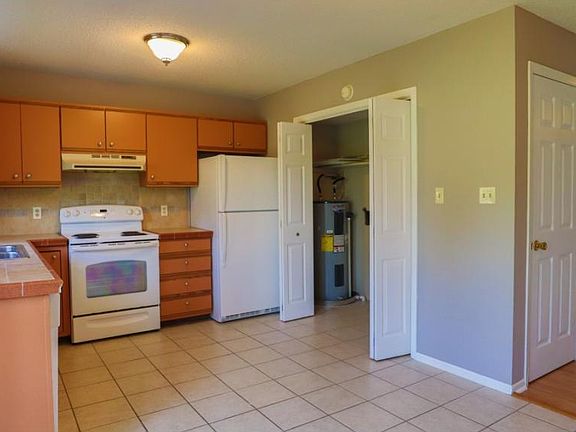 5th image of 228 Oakcrest Cir