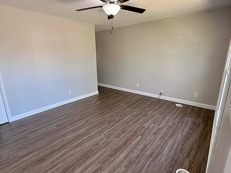 1236 Gilbert Ln — Photo 4