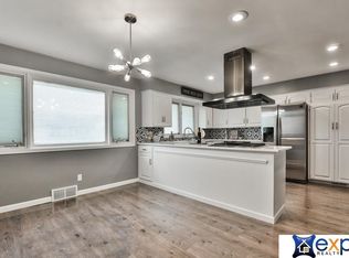 1031 Hillcrest Dr, Omaha, NE 68132