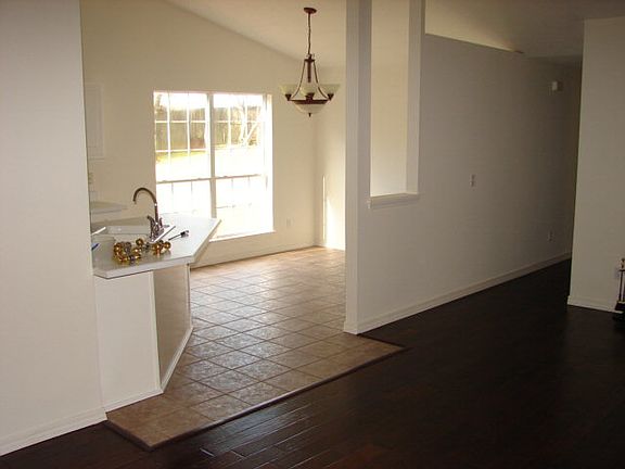 4th image of 49 Eastwood Dr