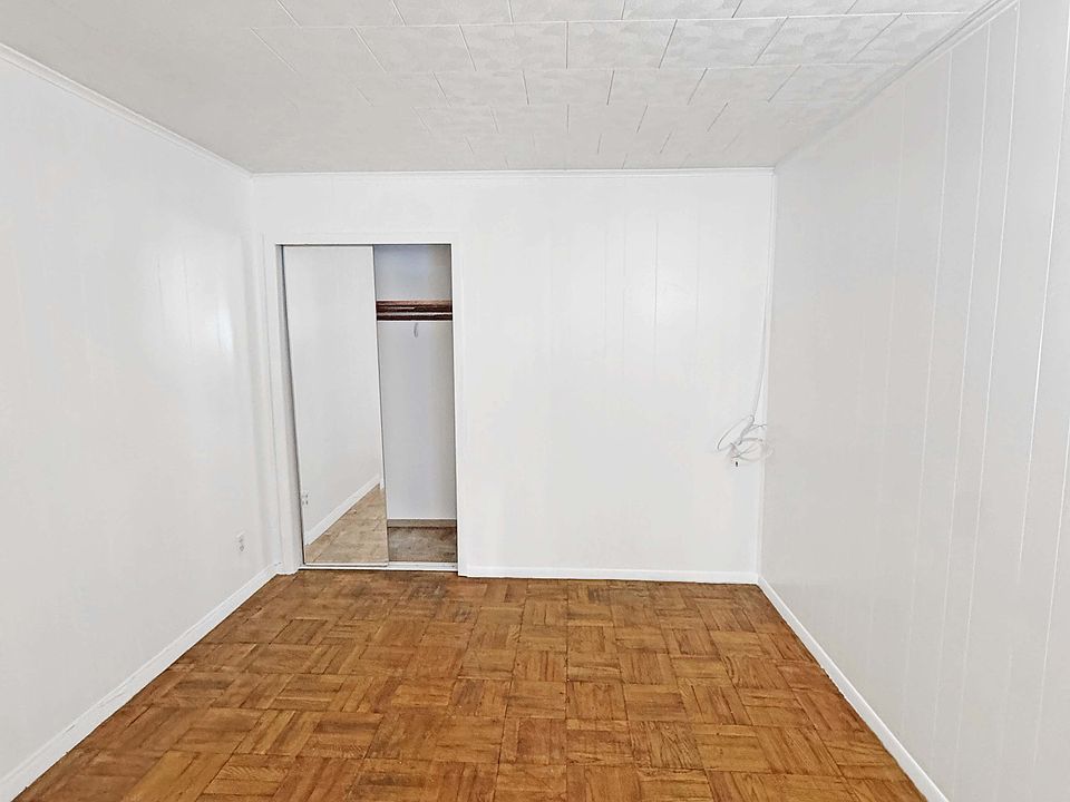 BEDROOM (UN-STAGED)