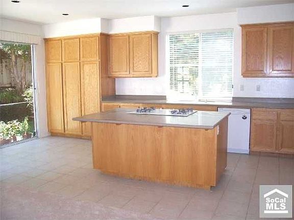 Large kitchen w/nook
