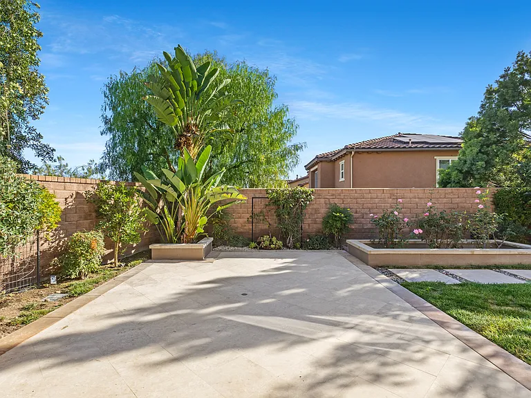 2854 Alamitos Rd — Photo 32