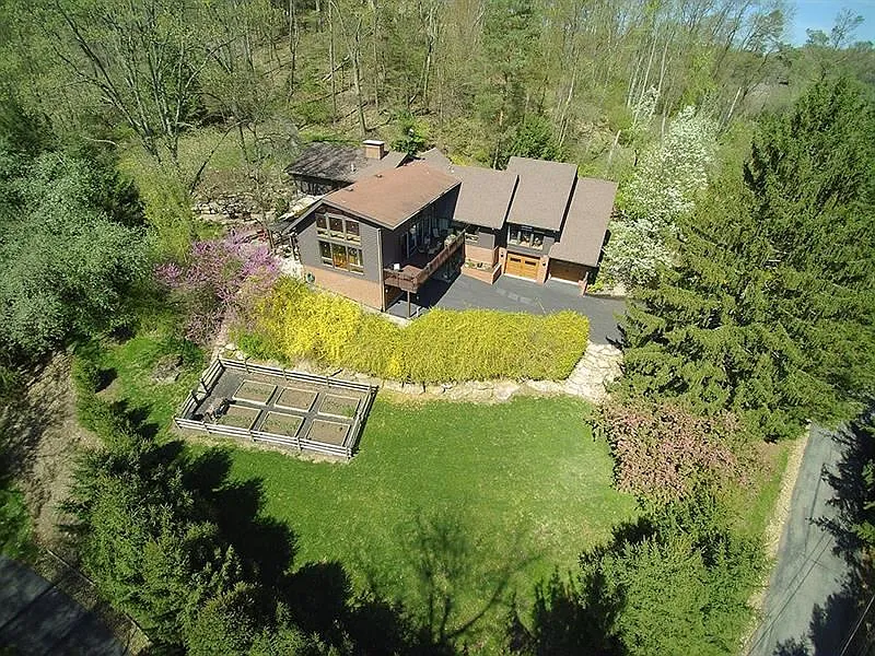 160 Lakeside Dr photo 1