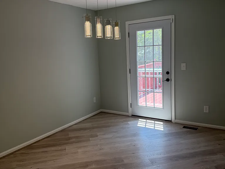 8148 Chester Pkwy — Photo 12