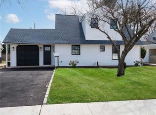 27 Walnut Ln, Hicksville, NY 11801