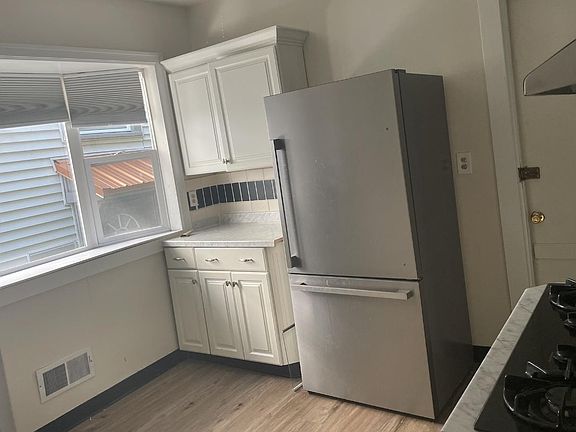 4th image of 239 Oxford Ave #1