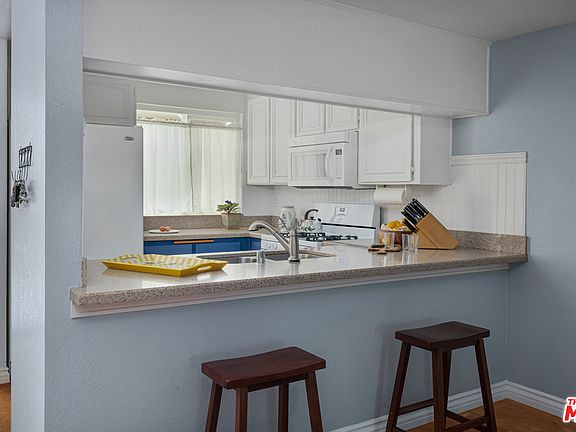2nd image of 10926 Moorpark St APT 17