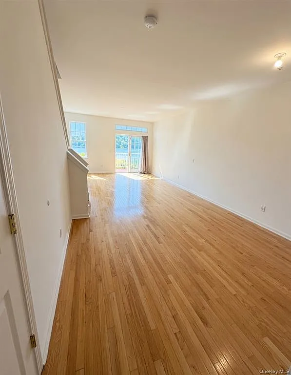 3 bed, 2.5 bath, 2500 sqft, $4,200 — Photo 3