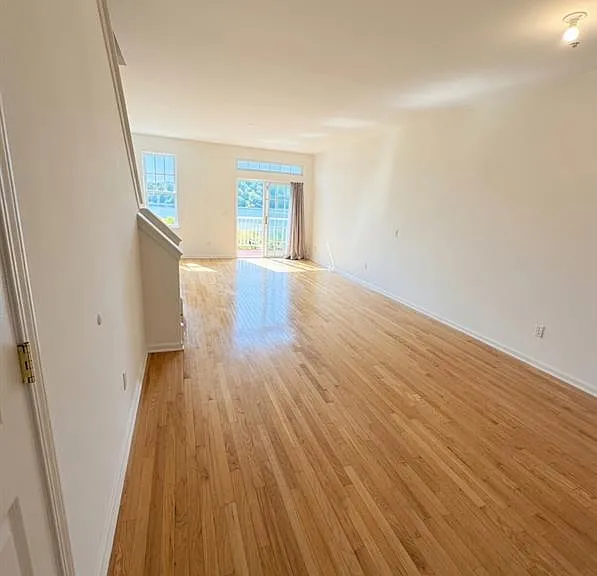 213 Riverview Dr — Photo 3