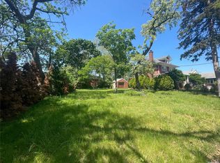 8702 256th St, Floral Park, NY 11001