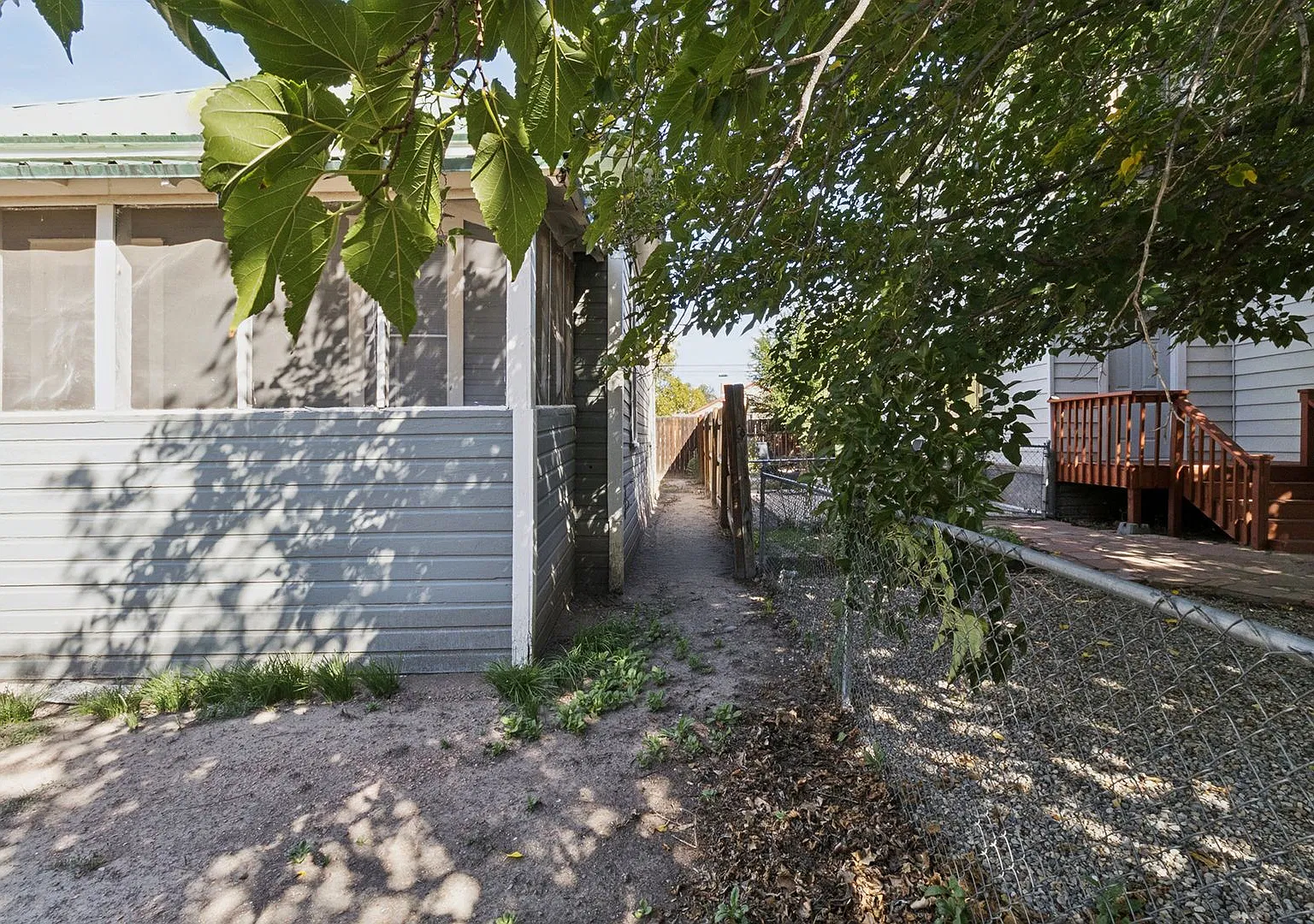 Beautiful Downtown 2-bedroom With Private yard — Photo 4