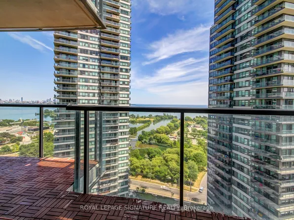 15 Legion Rd S #2207, Toronto, ON M8V 0A9