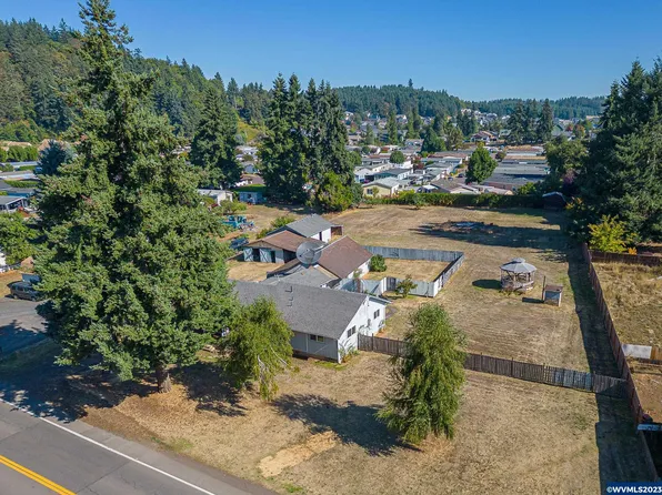 1327 S Water St, Silverton, OR 97381