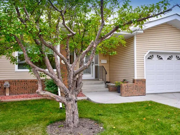 40 Vandoos Vlg NW, Calgary, AB T3A 4W3